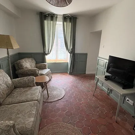 بيت للعطل Logis De L'eperon *